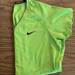 Eye Catching Nike Pro Top Size Xl